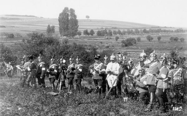A cohort of German settlers survey their new homesteads at Hussar. Just kidding. Source: Wikimedia Commons via Deutsches Bundesarchiv